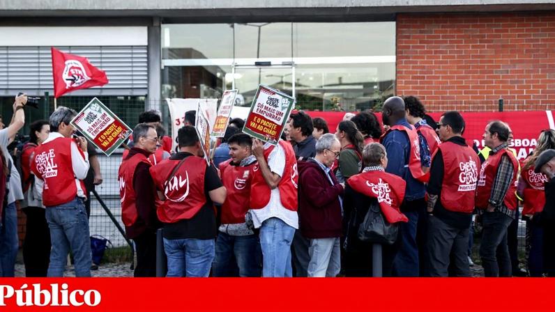 O secretário-geral da CGTP-IN, Tiago Oliveira, junto a trabalhadores da higiene urbana da Câmara Municipal de Lisboa, na véspera da greve geral
