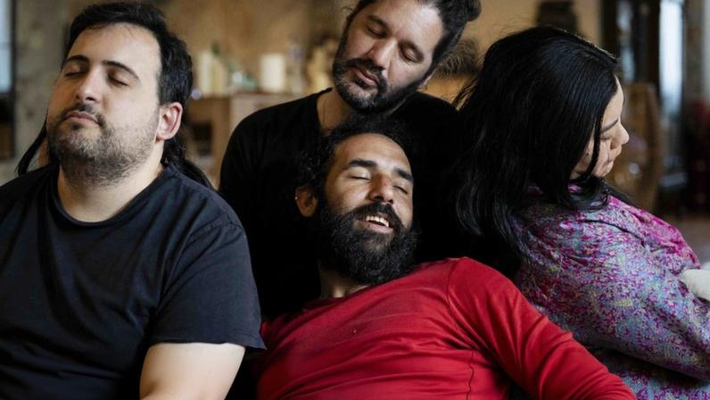 A "cuddle party" é "um encontro lento e silencioso, onde o toque é a linguagem principal"