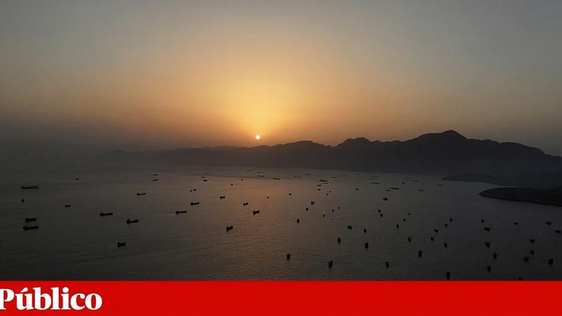 Navios ancorados no estreito de Ormuz