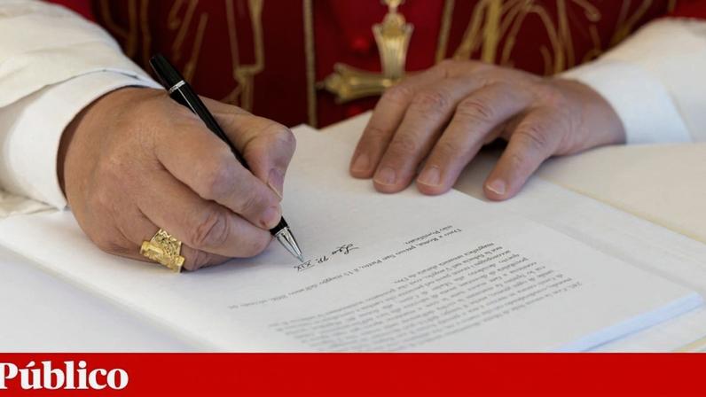 O Papa Leão XIV assina a a sua primeira encíclica, a *Magnifica Humanitas*, a 15 de Maio, numa fotografia divulgada pelos serviços de comunicação do Vaticano