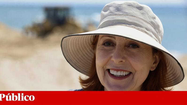 A ministra do ambiente e energia, Maria da Graça Carvalho, durante a visita à obra de intervenção de reforço sedimentar em curso na praia da Fuseta-Mar, Olhão