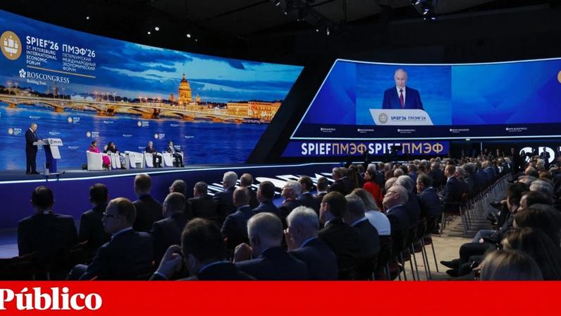 Vladimir Putin discursa no fórum económico de São Petersburgo