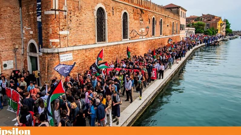 A marcha que marcou a greve no dia 8 de Maio na 61.ª Bienal de Arte de Veneza, contra a presença de Israel e da Rússia no mais importante acontecimento da arte contemporânea
