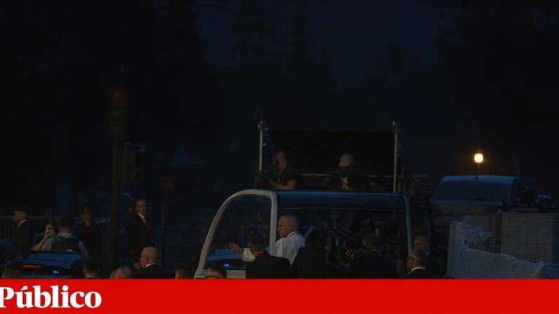 Leão XIV no papamóvel a cumprimentar fiéis em direcção à Praça de Cibeles