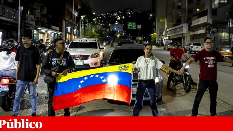 Protestantes pelo silêncio nas transferências do Helicoide, em Caracas, a 3 de Junho