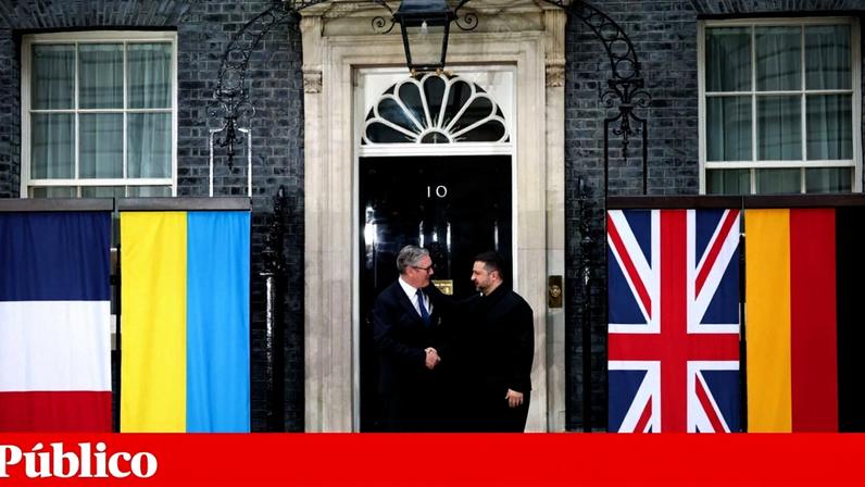 Keir Starmer recebe Volodymyr Zelensky à porta do número 10 de Downing Street