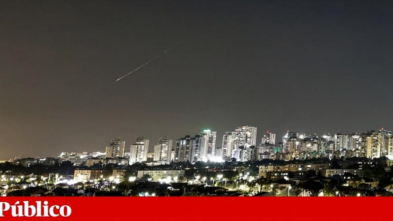 Um raio de luz ilumina o céu durante um ataque com mísseis lançados pelo Irão contra Israel