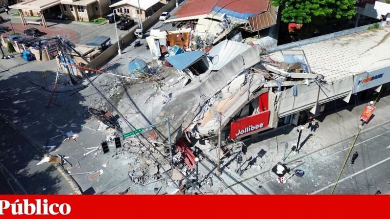 Uma vista de drone dos destroços de um restaurante que colapsou na cidade de General Santos, depois do sismo em Mindanau