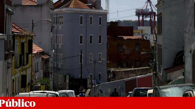 A Rua do Alvito é a principal artéria de um bairro pleno de contrastes e a viver na expectativa