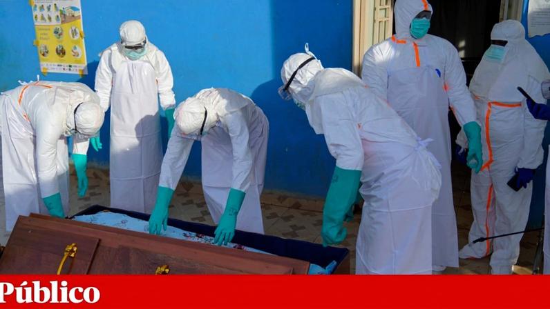 Profissionais de saúde equipados para manejar um corpo de uma pessoa que morreu com o vírus do ébola na República Democrática do Congo