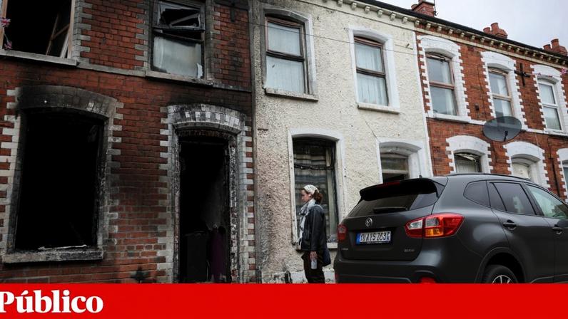 Carros incendiados e violência em Belfast durante motins com centenas de pessoas