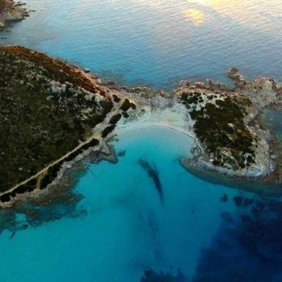 Sardenha: praia a 10 euros e chapéus proibidos para banhistas de 10 a 65 anos