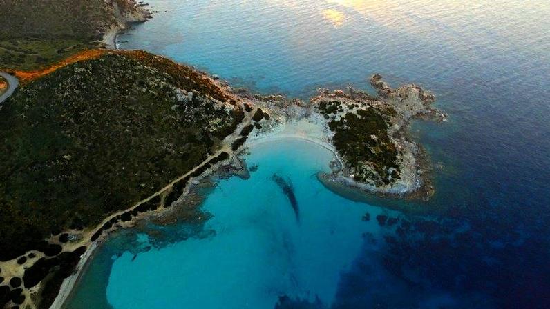 Sardenha: praia a 10 euros e chapéus proibidos para banhistas de 10 a 65 anos