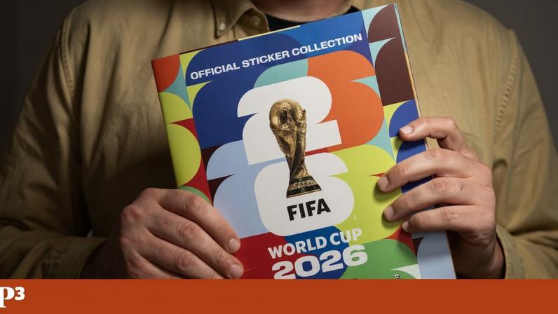 Matheus Texeira mostra a sua caderneta de cromos do Mundial