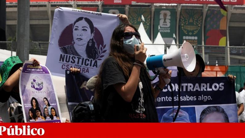 Protesto contra as vítimas dos cartéis de droga, à porta do Estádio Cidade do México