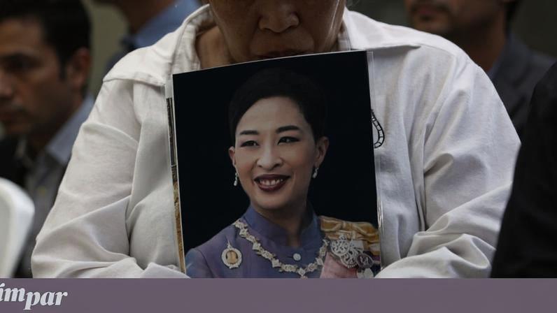 Uma mulher presta homenagem pela morte da princesa Bajrakitiyabha depois do anúncio da sua morte
