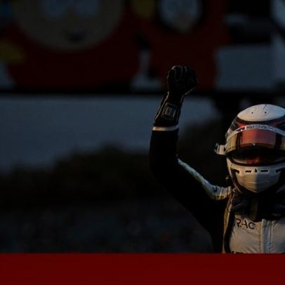 Jamie Chadwick torna-se a primeira mulher a pilotar um hipercarro em Le Mans