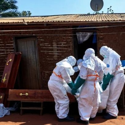Caixão rachado e funeral marcam busca pelo paciente zero do Ébola
