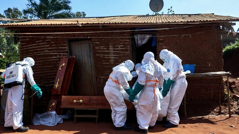 Caixão rachado e funeral marcam busca pelo paciente zero do Ébola