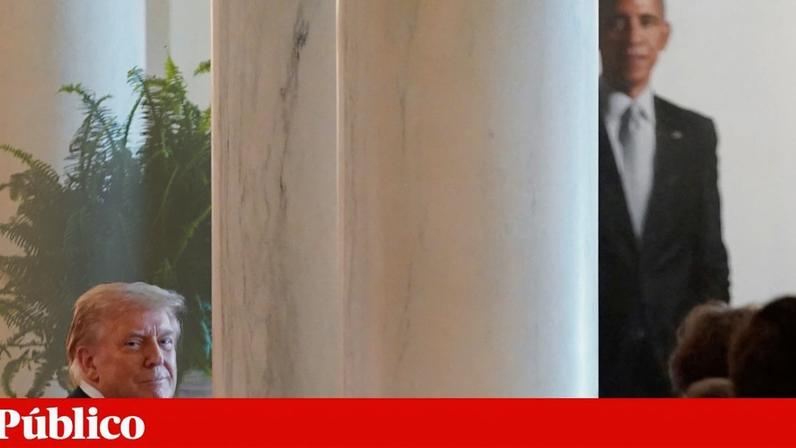 O Presidente Donald Trump na Casa Branca com o retrato do ex-Presidente Barack Obama como pano de fundo