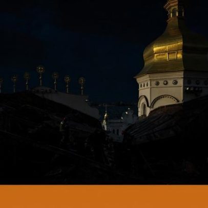 Ucrânia avalia danos na Catedral da Dormição após incêndio em ataque russo