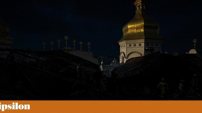 Trabalhos de rescaldo esta manhã na Catedral da Dormição, em Kiev