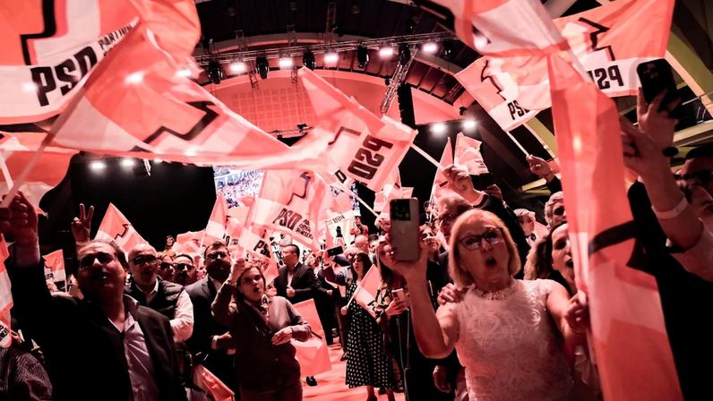 Bandeiras do PSD num evento de campanha do partido