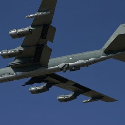 B-52 da USAF despenha-se na Califórnia