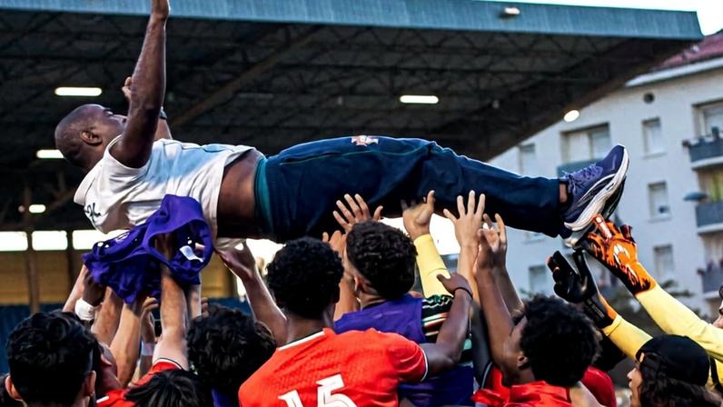 Oceano com a equipa de sub-20, após a vitória em Toulon