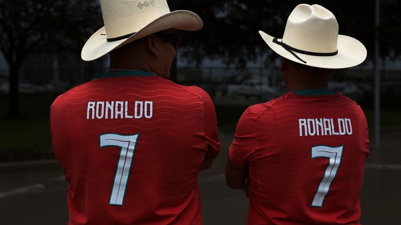 Dois cowboys em Houston com a camisola de Ronaldo