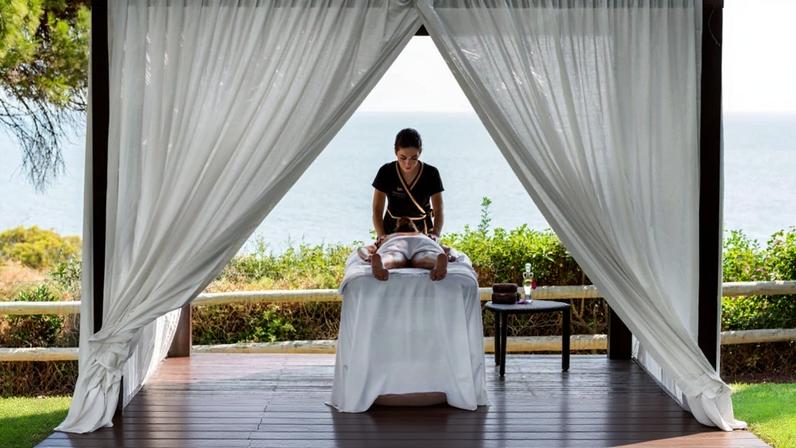 O tratamento de assinatura Sentir Algarve do spa Serenity tem ingredientes como o sal da Ria Formosa, areia da praia da Falésia e alfarroba