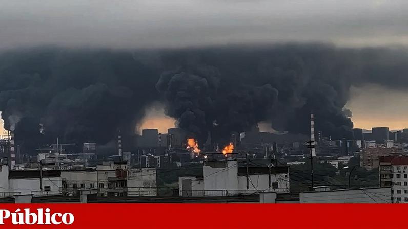 Nuvens espessas de fumo com chamas elevam-se de uma refinaria de petróleo em Moscovo, na Rússia, a 18 de Junho de 2026