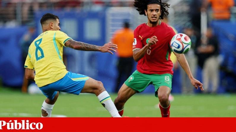 O marroquino Ayyoub Bouaddi no jogo contra o Brasi, junto a ele, o médio brasileiro Bruno Guimarães