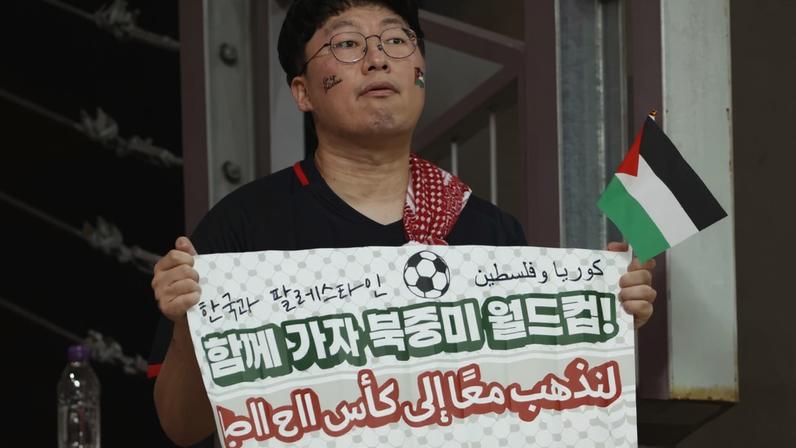 Adepto no Coreia do Sul-Palestina em 2024 com um cartaz que dizia: “Coreia do Sul e Palestina: vamos ao Mundial juntos”