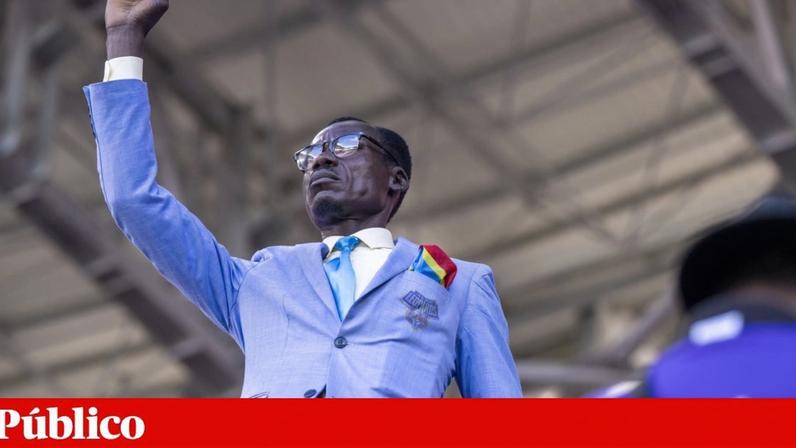 Michel Nkuka Mboladinga num jogo da CAN 2025, entre Congo e Argélia