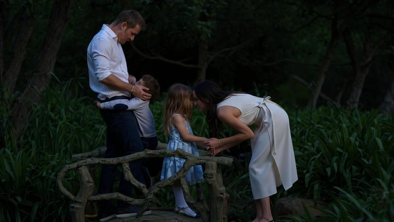 Harry e Meghan, acompanhados pelos seus filhos, Archie e Lilibet