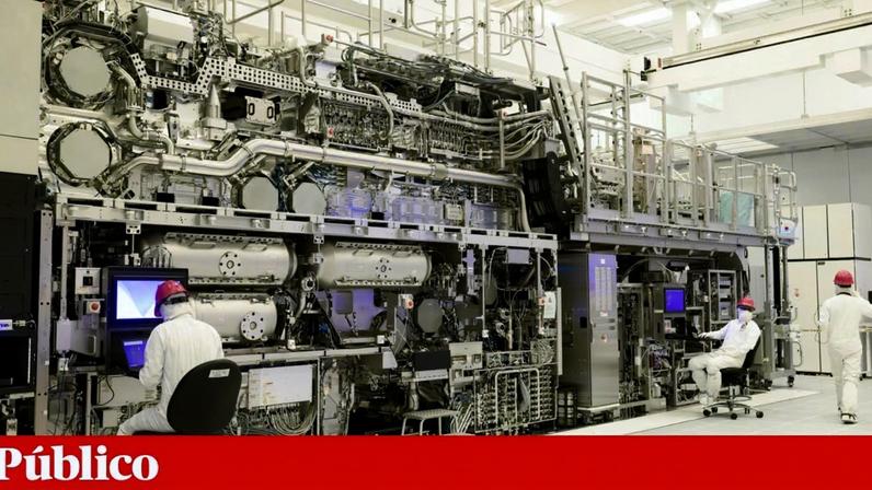 Uma das máquinas de litografia avançada da ASML instalada na fábrica da Intel, no Oregon, Estados Unidos
