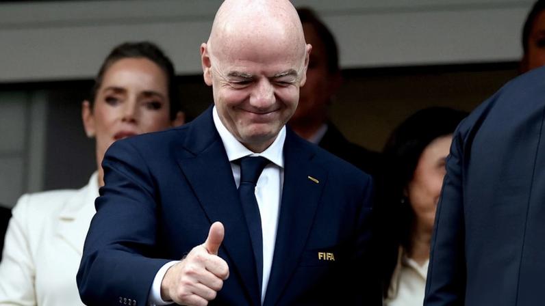 Infantino usa jato privado para assistir a dois jogos do Mundial por dia