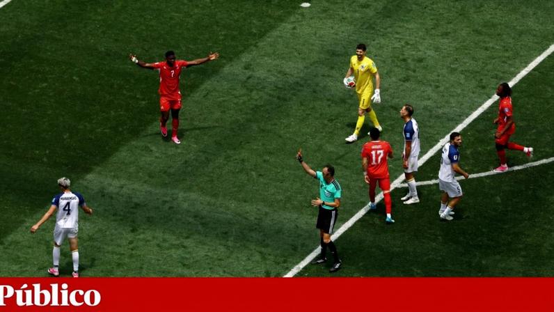 João Pinheiro mostra o cartão vermelho a Muharemovic, no Suíça-Bósnia