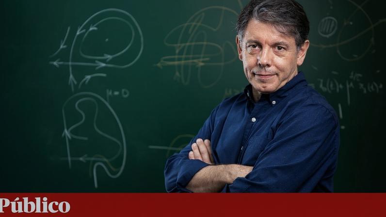Escreve crónicas, semanalmente, há nove anos, no jornal Folha de São Paulo, para "ajudar a melhorar a relação que as pessoas têm com a matemática".