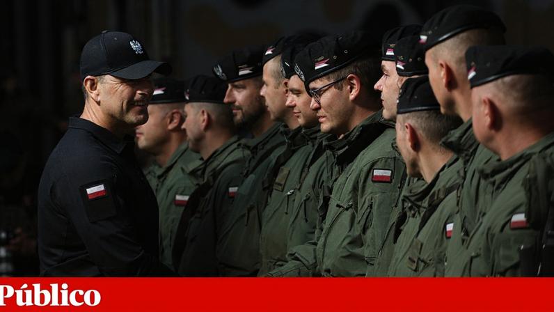 O Presidente polaco, Karol Nawrocki, cumprimenta soldados que participaram num exercício militar realizado esta semana, em Orzysz