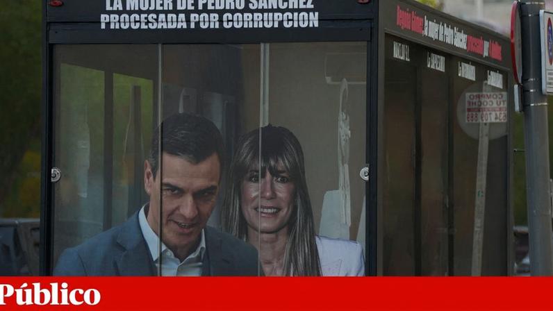 Um camião com uma foto do líder espanhol Pedro Sánchez e da mulher, Begoña Goméz, usado num protesto que coincidiu com uma audiência em tribual de Gómez, no dia 15