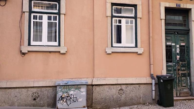 A fachada da sede do SOS Racismo foi vandalizada na noite de 17 para 18 de Julho de 2020 e, um mês depois, uma dezena de “nacionalistas” ligados a vários movimentos de extrema-direita juntou-se em frente da sua sede com máscaras e tochas