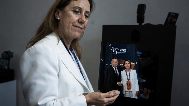 Foto com Luís Montenegro desperta preferência por Passos Coelho