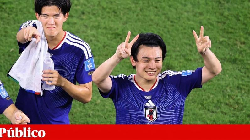 No estádio Monterrey, México, Ayase Ueda and Keisuke Goto, do Japão, celebram a vitória frente à Tunísia