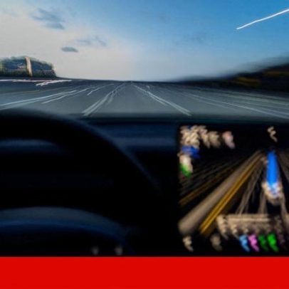 Mulher morre após Tesla, em piloto automático, colide com casa nos EUA