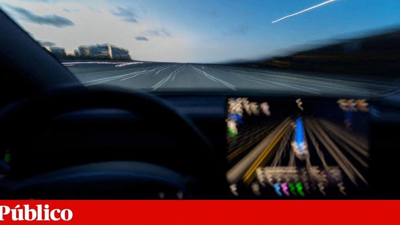 Mulher morre após Tesla, em piloto automático, colide com casa nos EUA