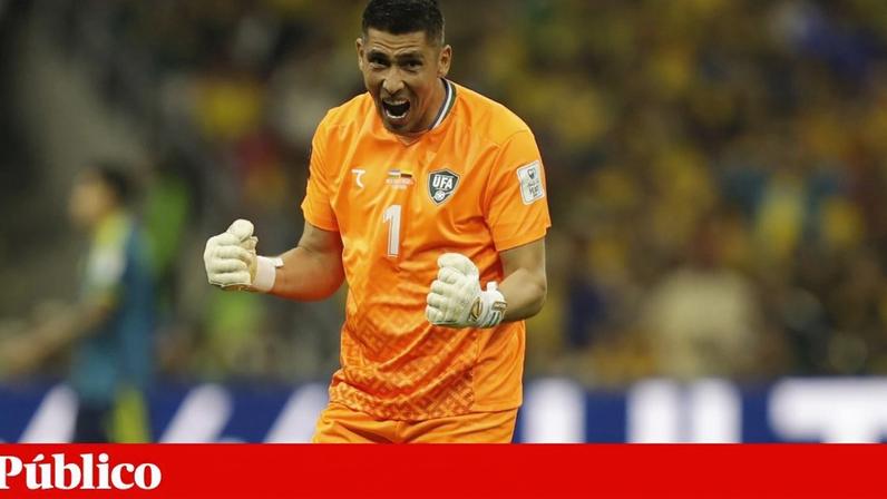 Utkir Yusupov durante o jogo com a Colômbia, na 1.ª jornada do Mundial