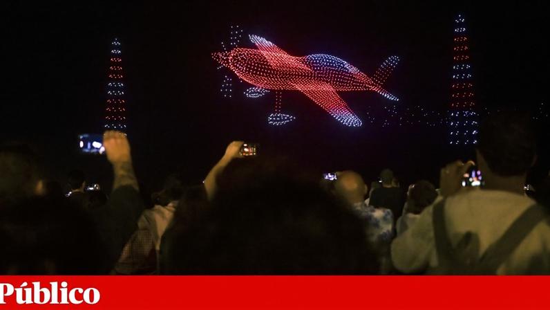 Espectáculo com 3090 *drones* no âmbito do festival Air Invictus que decorreu na praia do Titan em Matosinhos