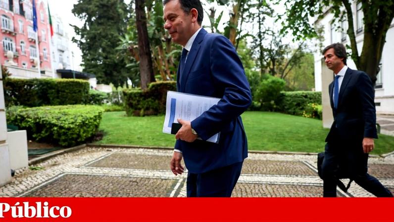 O primeiro-ministro, Luís Montenegro, acompanhado pelo chefe de gabinete, Pedro Perestrelo Pinto
